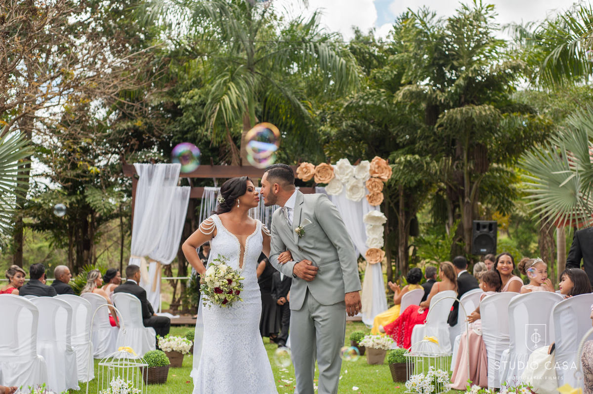 casal beijando na saída da cerimônia