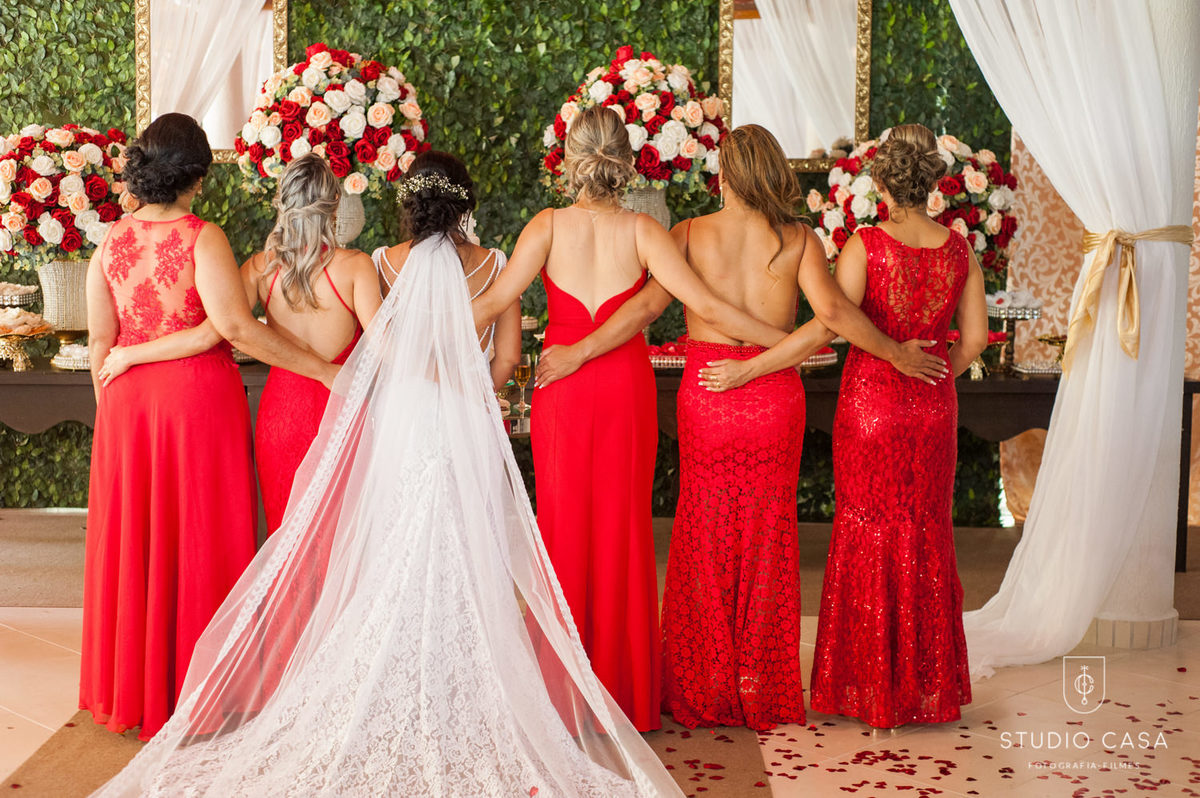noiva e madrinhas de costas