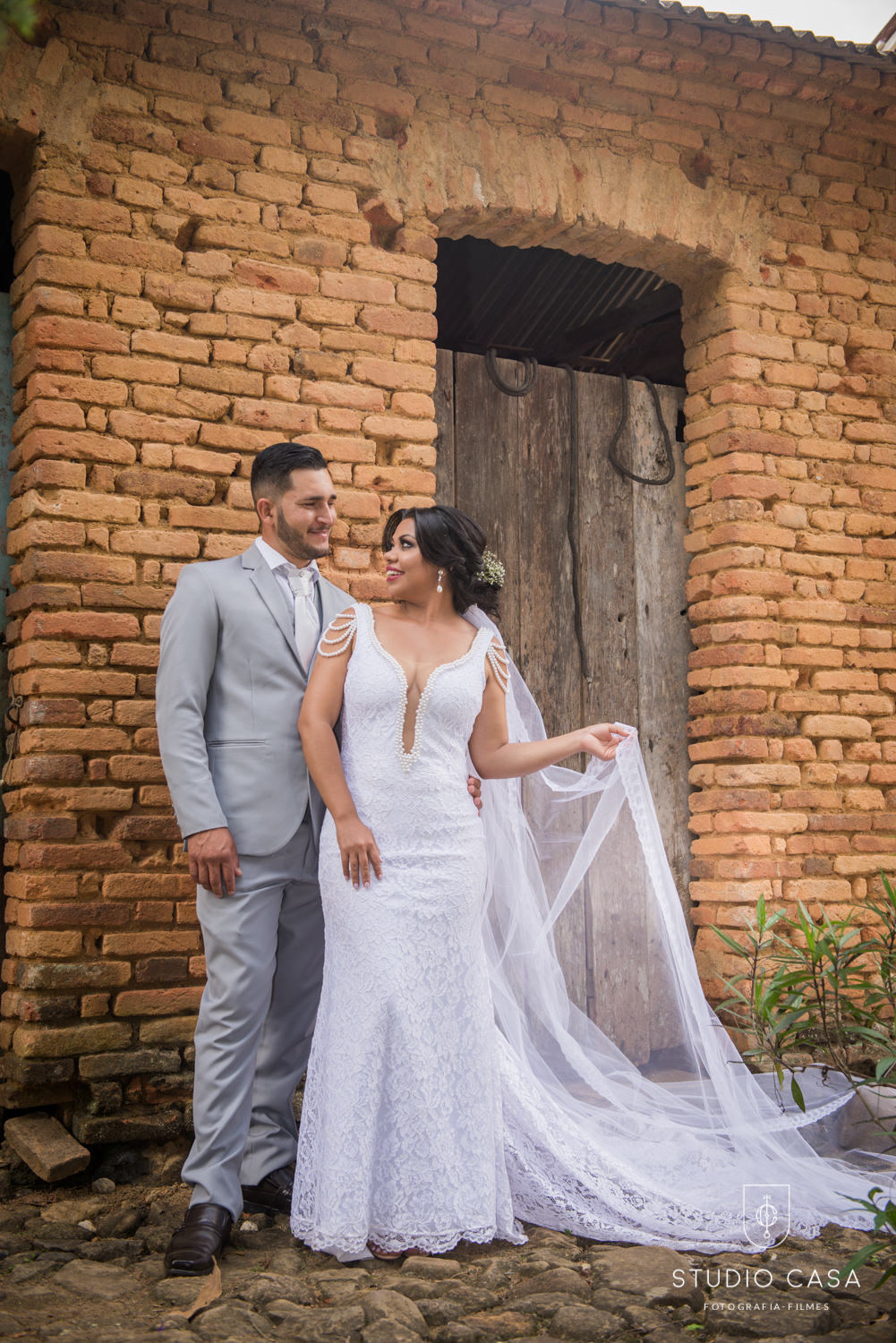 noiva segurando véu