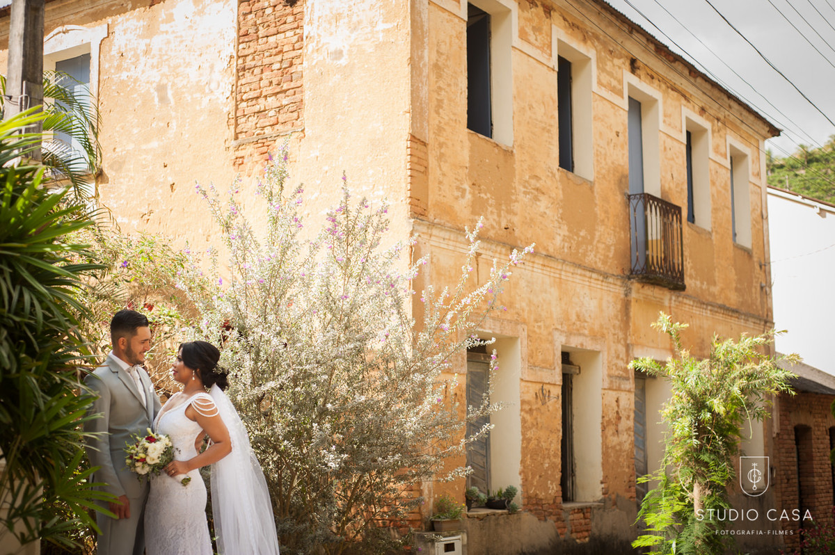 noivos perto do casarão antigo