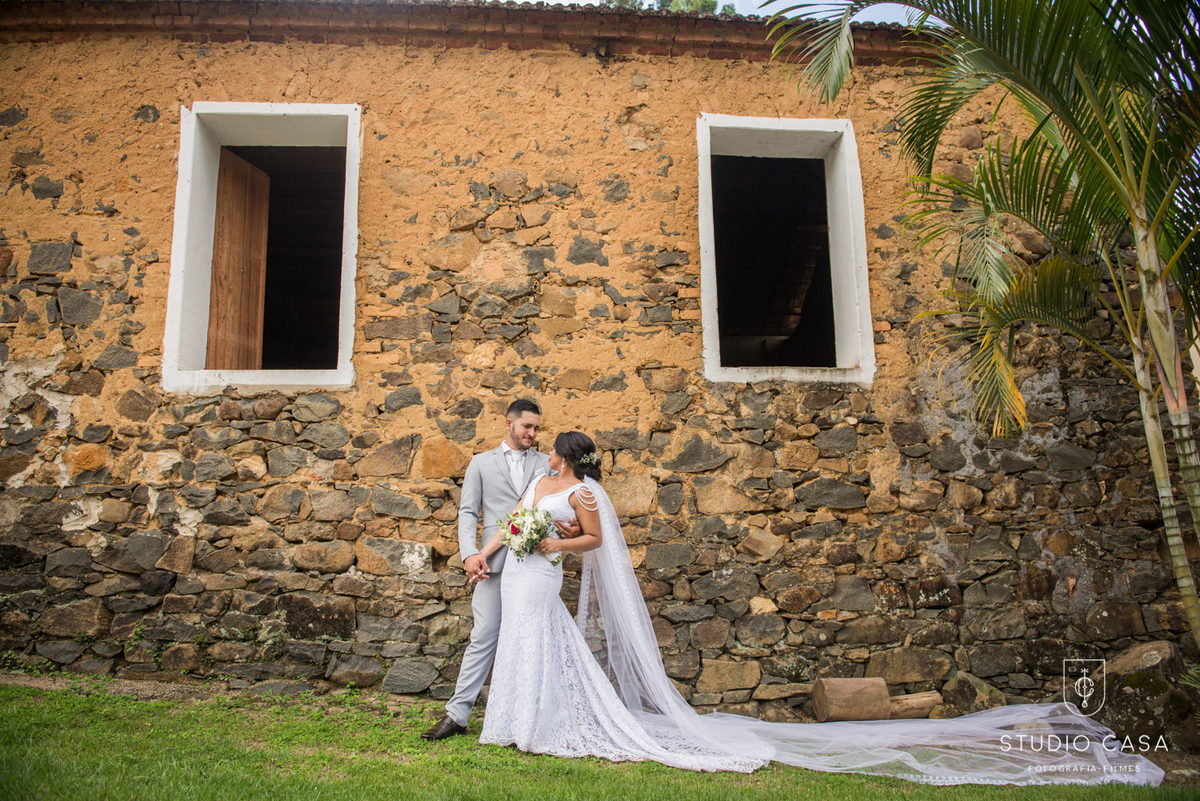 Casal na casa de pedra