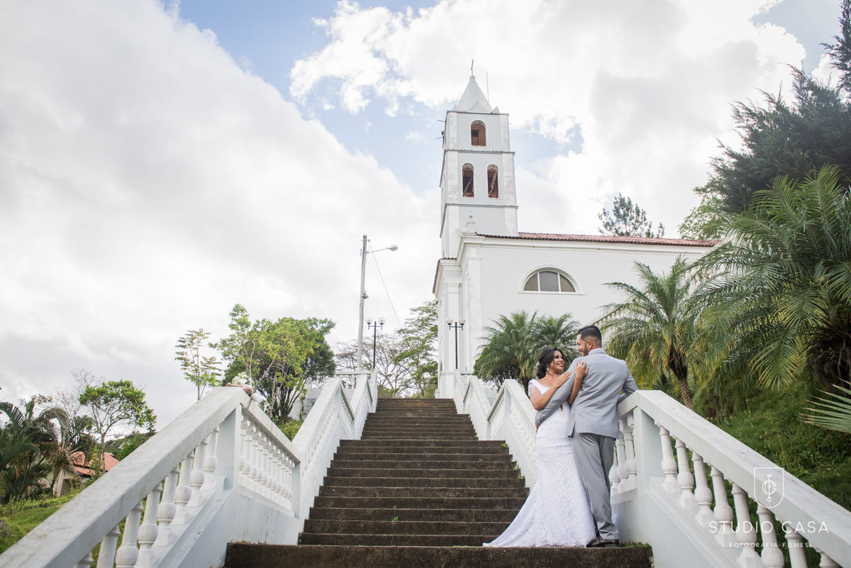 noivos perto da igreja