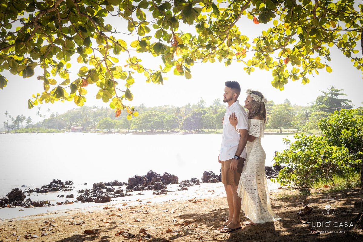 noiva abraçando noivo