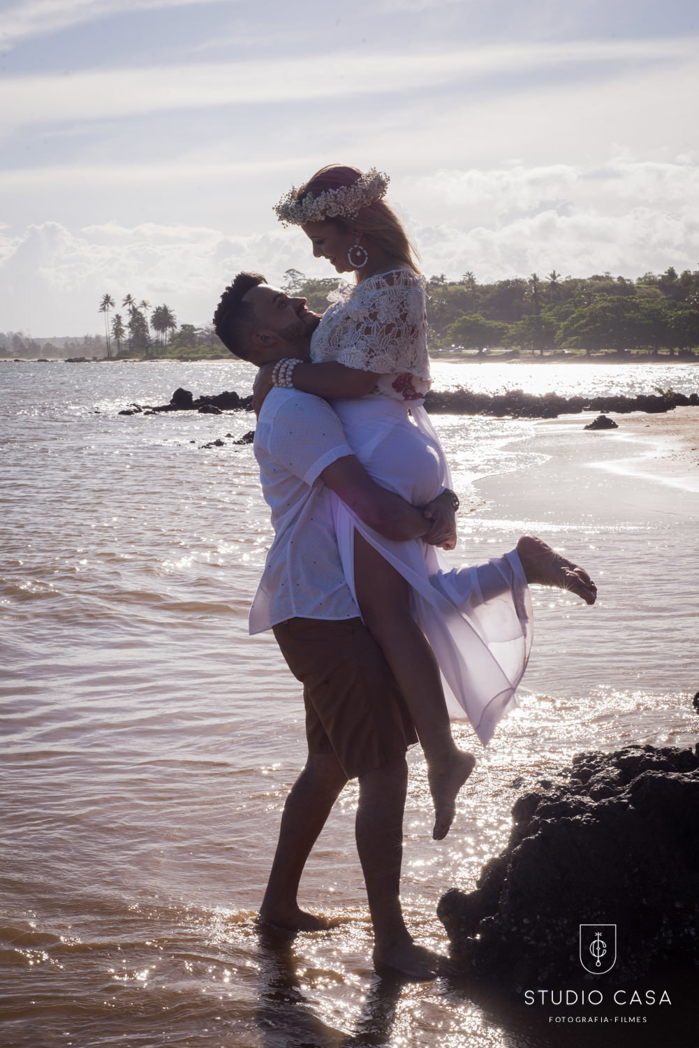 Noivo levantando noiva