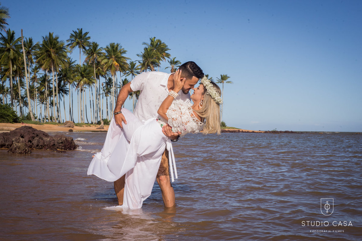 noivo inclinando a noiva