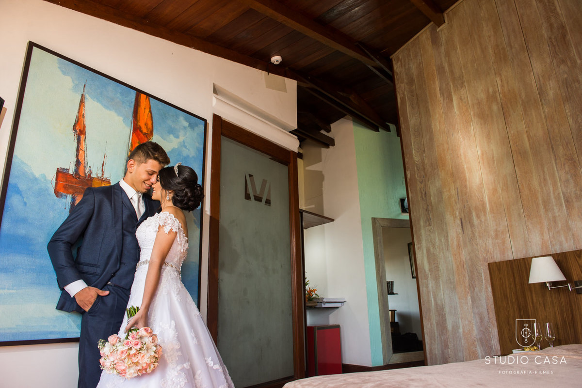 noiva e noivo no quarto