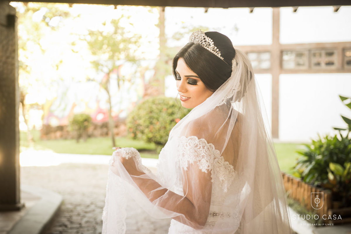 noiva segurando véu