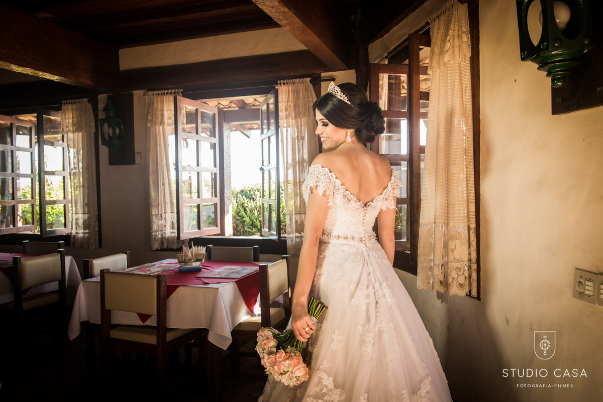 noiva olhando para baixo