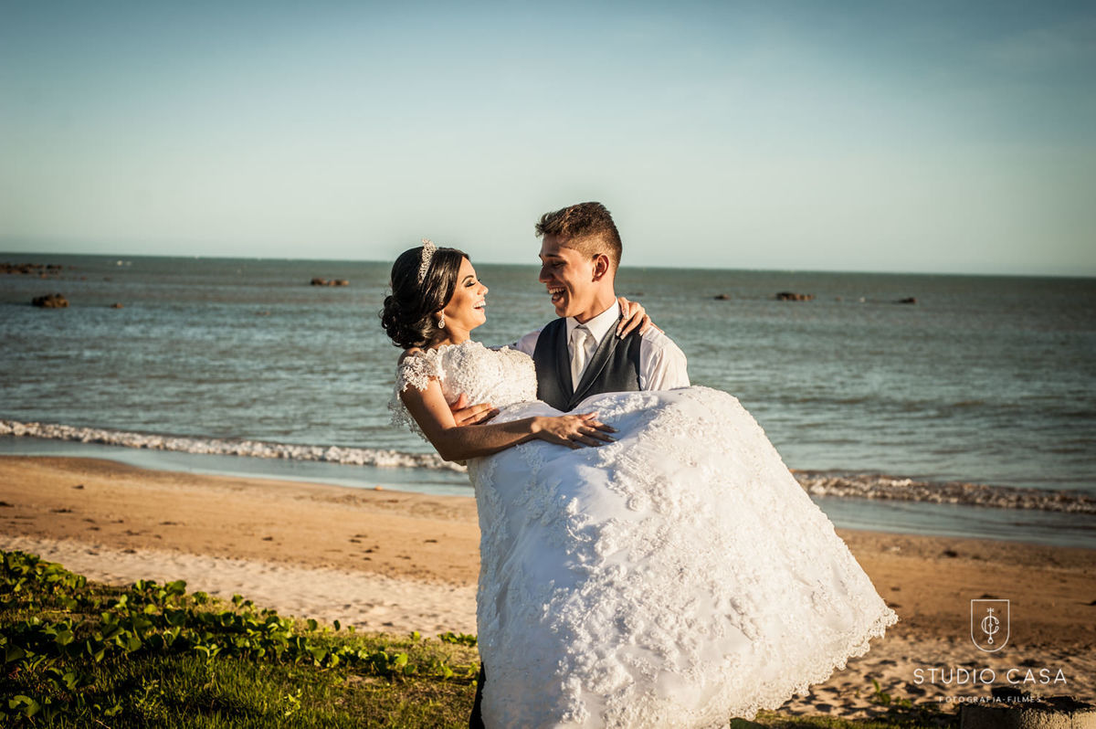 segurando noiva na praia