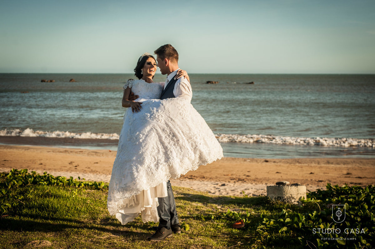 segurando noiva com vestido
