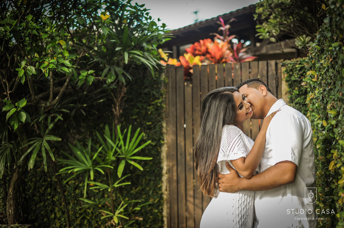 beijo perto do portão de casa
