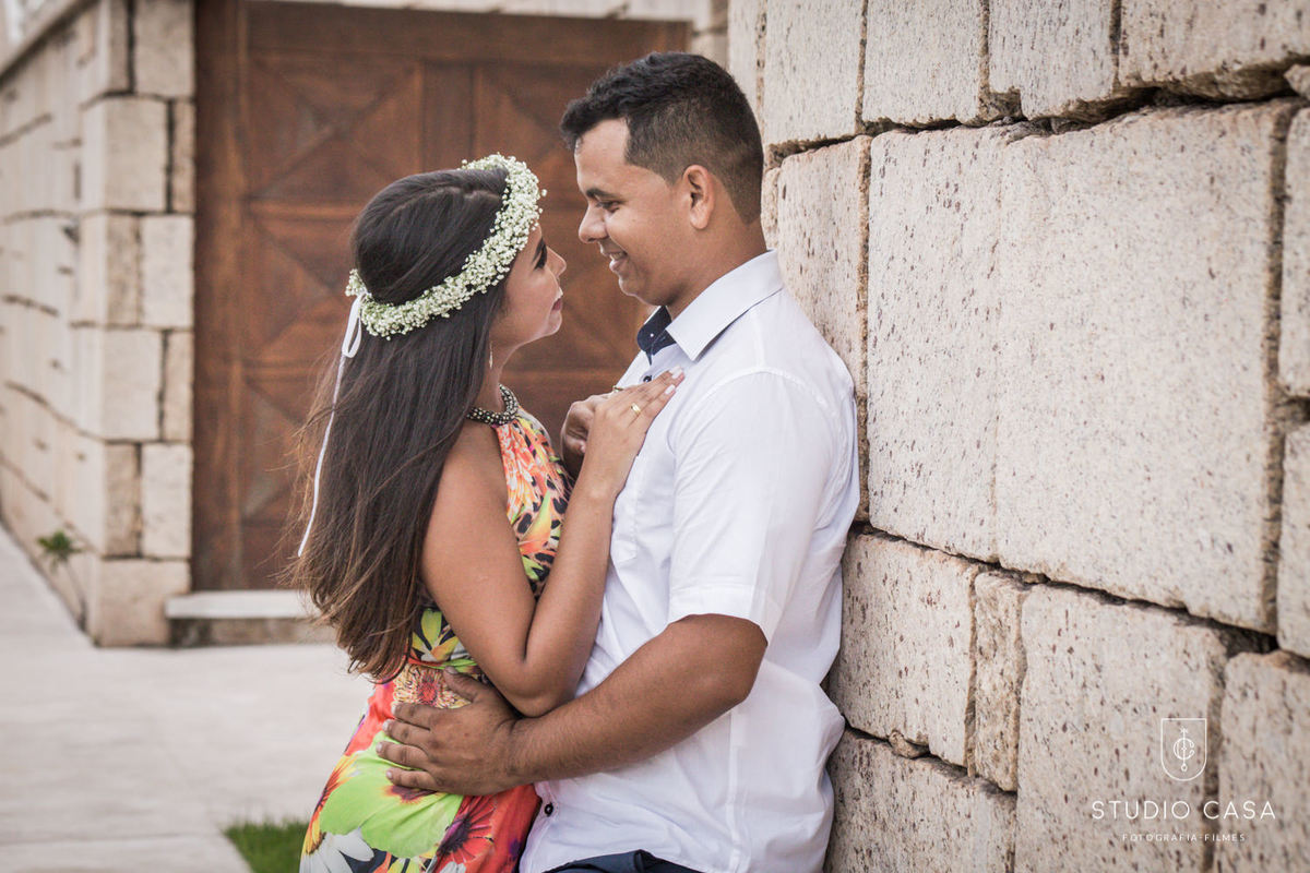 casal na parede de pedra