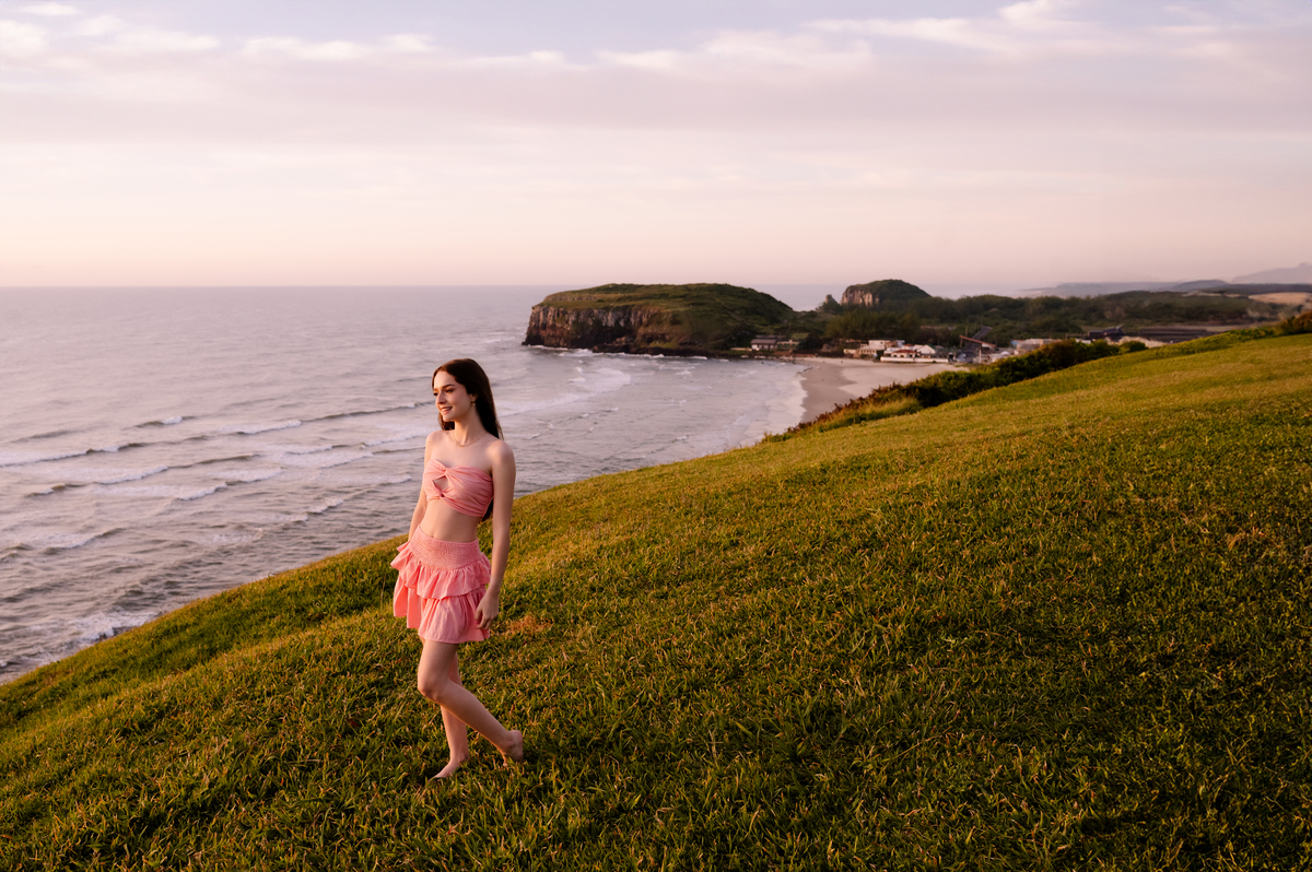 Ensaio 15 anos na praia de Torres ao amanhecer - Tati Maldaner Fotografia  morro do farol