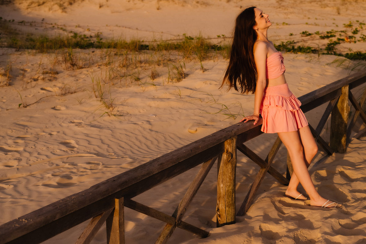 Ensaio 15 anos na praia de Torres ao amanhecer na areia- Tati Maldaner Fotografia   