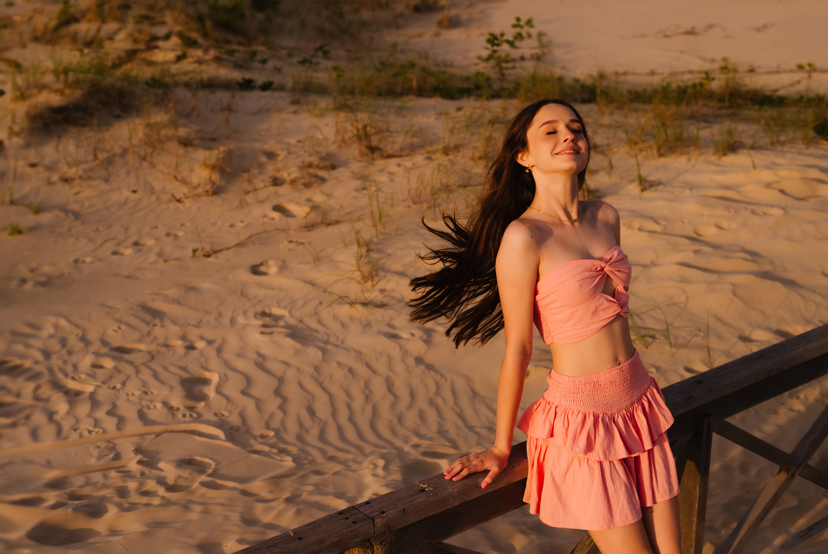 Ensaio 15 anos na praia de Torres ao amanhecer na areia- Tati Maldaner Fotografia   