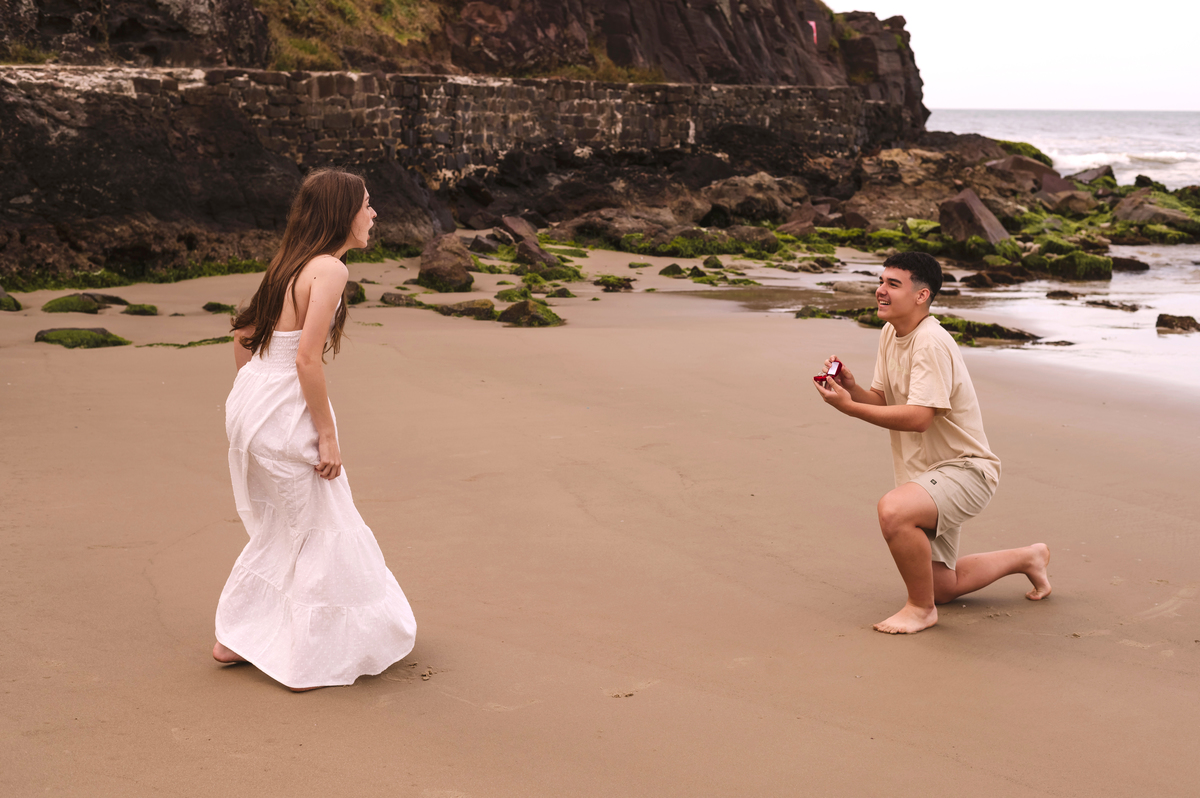 Ensaio 15 anos na praia de Torres ao amanhecer - Tati Maldaner Fotografia   praia da Guarita pedido de namoro na praia 