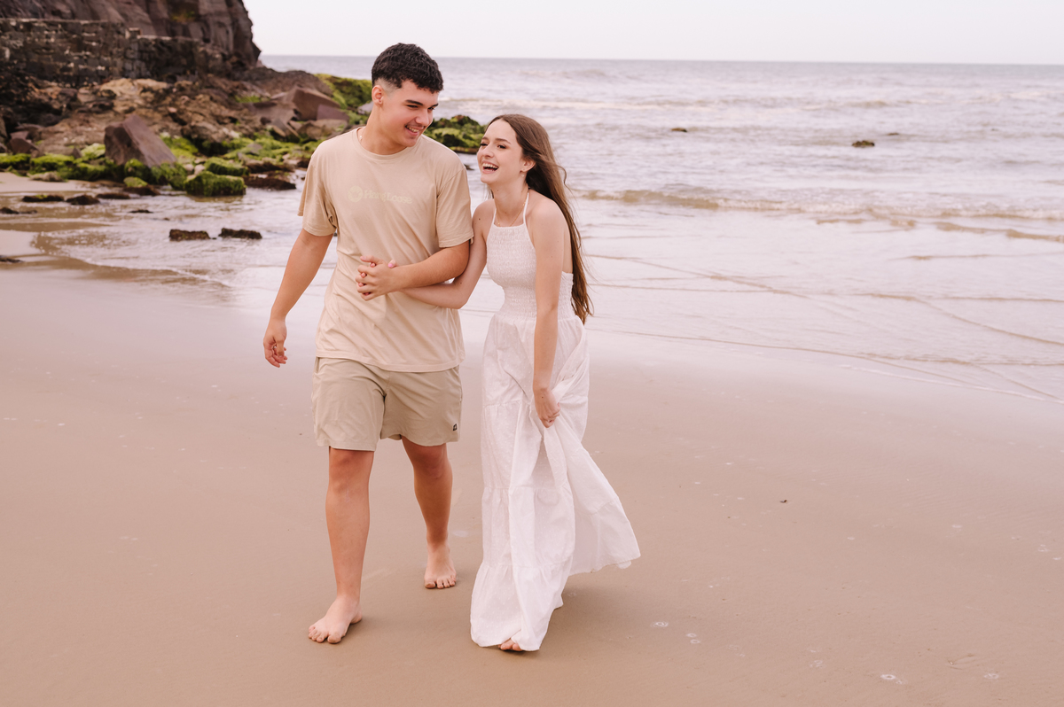 Ensaio 15 anos na praia de Torres ao amanhecer - Tati Maldaner Fotografia   praia da Guarita pedido de namoro na praia 