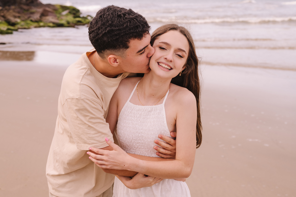 Ensaio 15 anos na praia de Torres ao amanhecer - Tati Maldaner Fotografia   praia da Guarita pedido de namoro na praia 