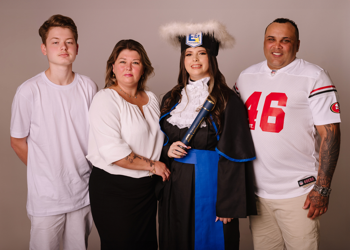 Fotos antes da formatura com toga, Tati Maldaner fotografia.