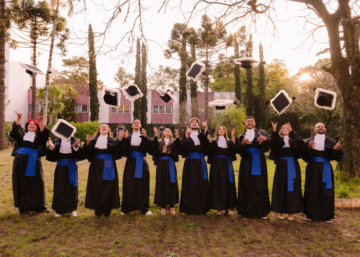 Fotos antes da formatura com toga, Tati Maldaner fotografia.