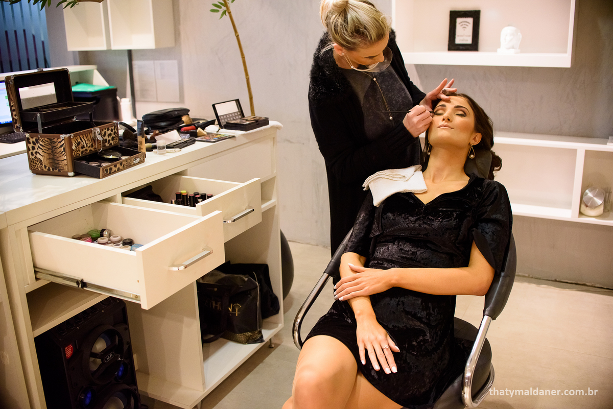 Maquiagem Marcela Martinez - Curso Direito - Univates. Fotos de formatura  por Thaty Maldaner Fotografia  - making of - salão Marcela Martinez  - Shopping Lajeado