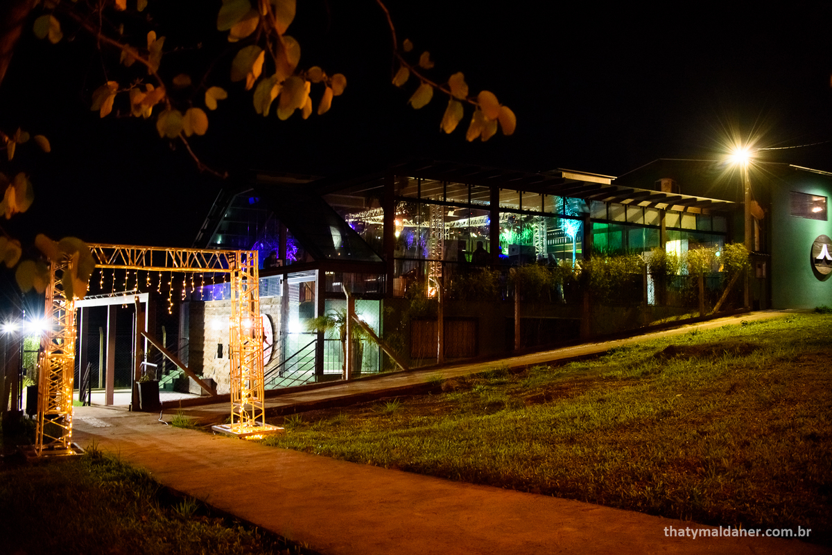 formatura em Lajeado, Vanessa, Direito - Univates. Fotos de formatura  por Thaty Maldaner Fotografia -  decoração Exclusiva Eventos. Local: JAMROCK SKATE LOUNGE