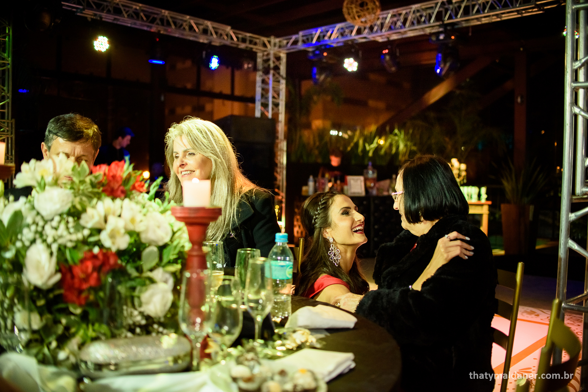 Fotos de formatura  em Lajeado RS por Thaty Maldaner Fotografia -  decoração Exclusiva Eventos. Local: JAMROCK SKATE LOUNGE