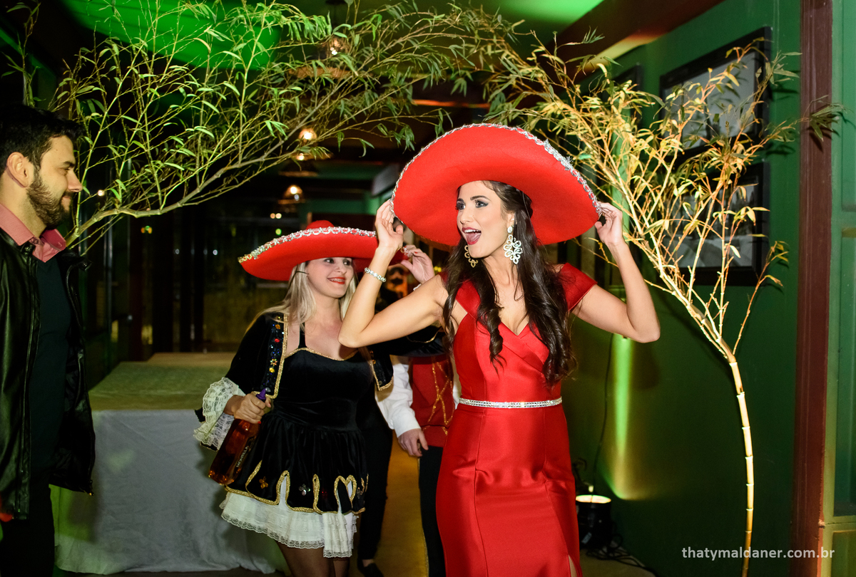 Fotos de formatura  em Lajeado RS por Thaty Maldaner Fotografia -  decoração Exclusiva Eventos. Local: JAMROCK SKATE LOUNGE