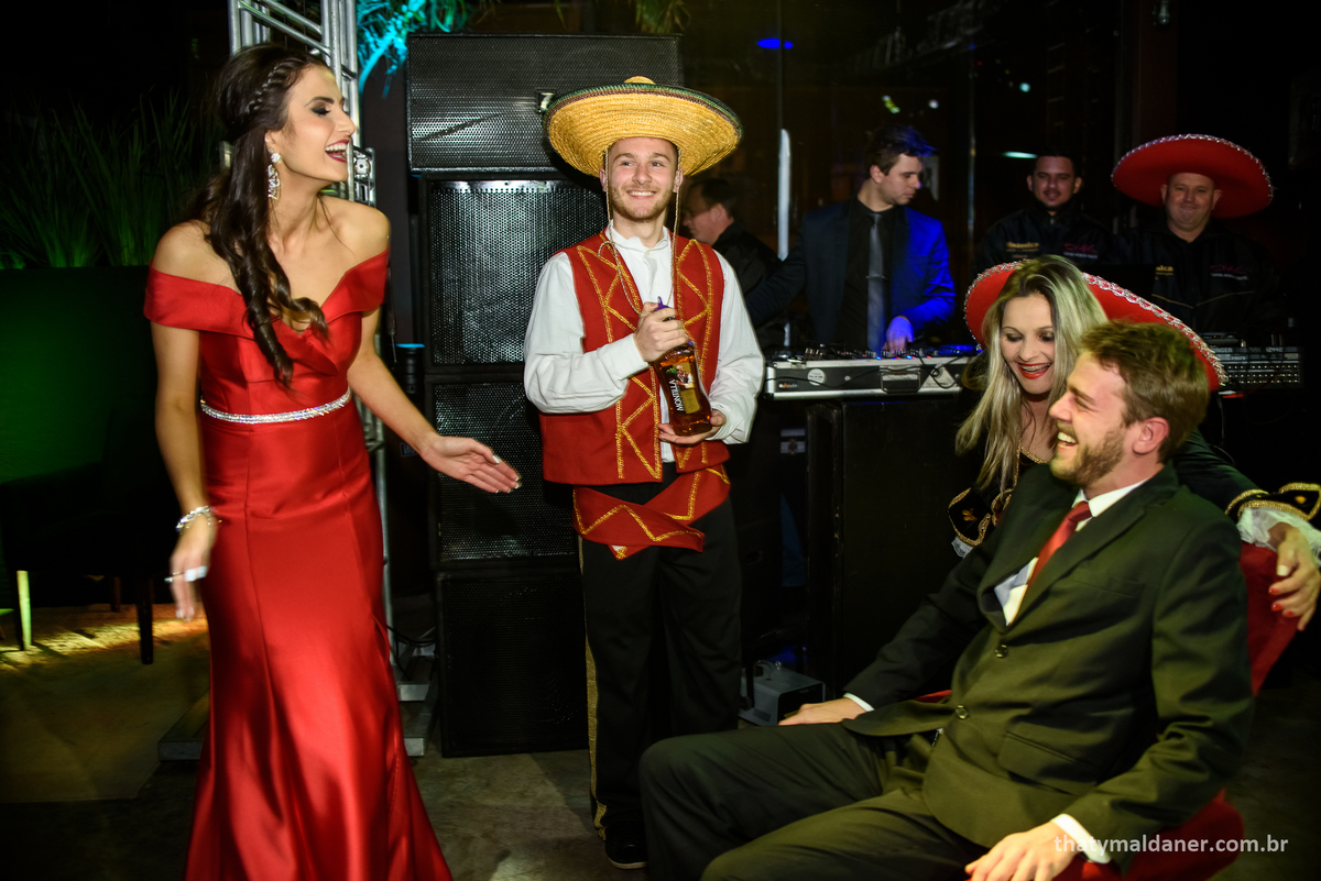 Fotos de formatura  em Lajeado RS por Thaty Maldaner Fotografia -  decoração Exclusiva Eventos. Local: JAMROCK SKATE LOUNGE