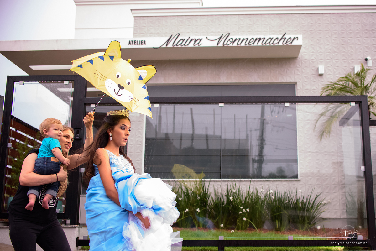 Festa de 15 anos  por Thaty Maldaner Fotografia na Fantasia Casa de Festas em Lajeado Rio Grande do Sul Brasil  Vestido de 15 anos da estilista Atelier Maira Nonnemacher