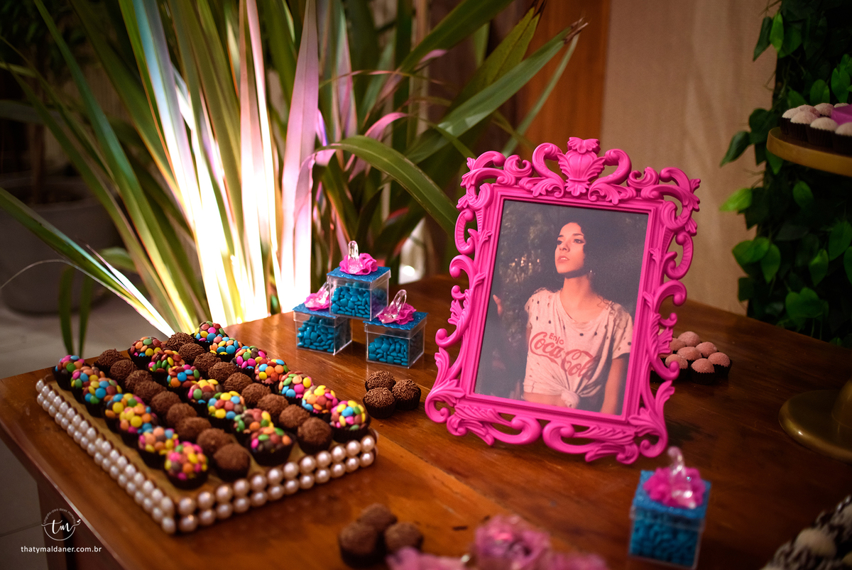 Festa de 15 anos  por Thaty Maldaner Fotografia na Fantasia Casa de Festas em Lajeado Rio Grande do Sul Brasil - decoração 15 anos e mesa de doces