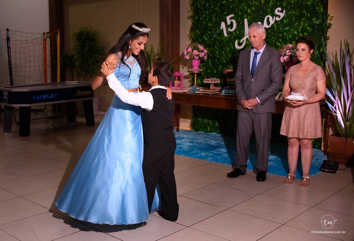 Festa de 15 anos  por Thaty Maldaner Fotografia na Fantasia Casa de Festas em Lajeado Rio Grande do Sul Brasil 