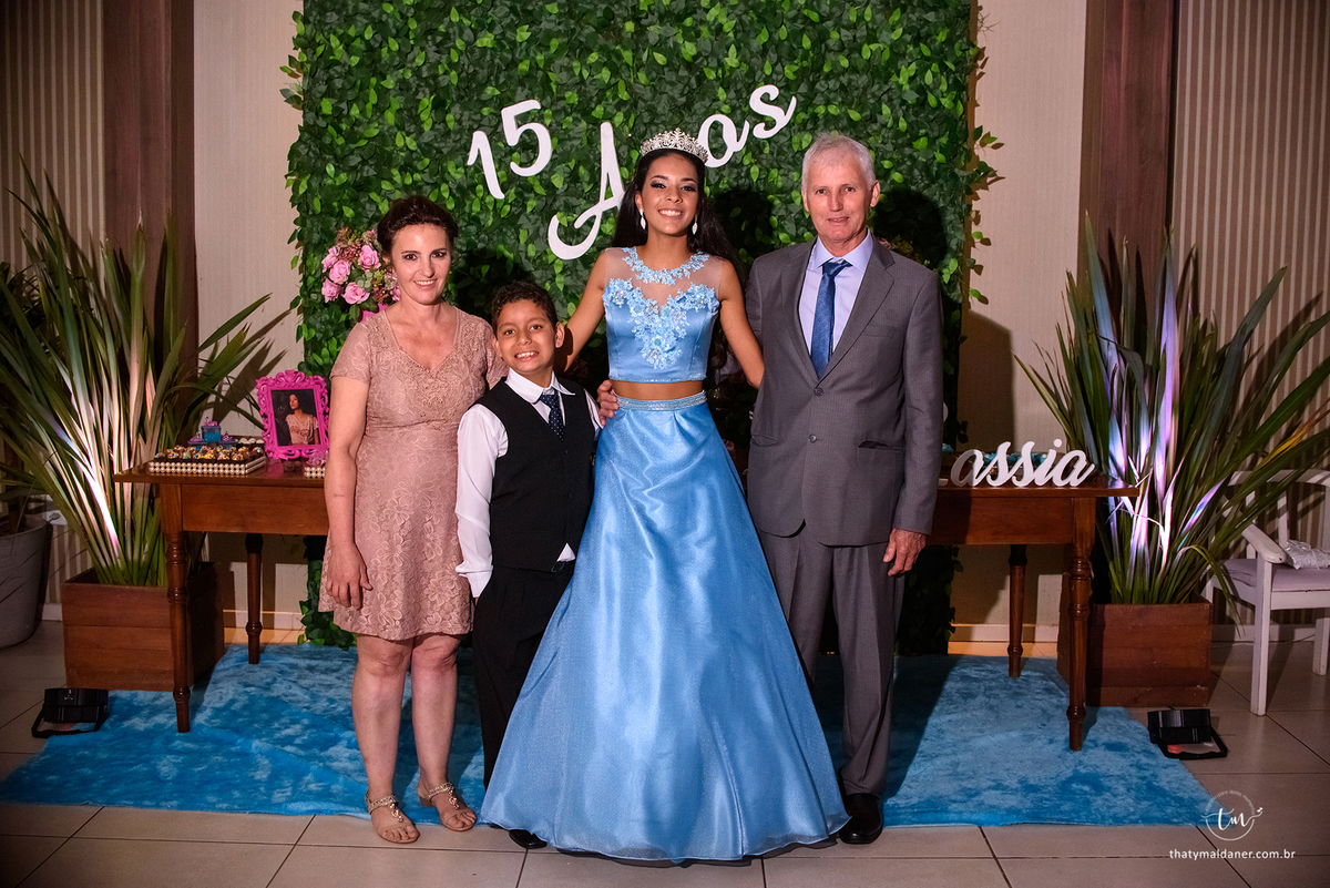 Festa de 15 anos  por Thaty Maldaner Fotografia na Fantasia Casa de Festas em Lajeado Rio Grande do Sul Brasil parabéns bolo de 15 anos
