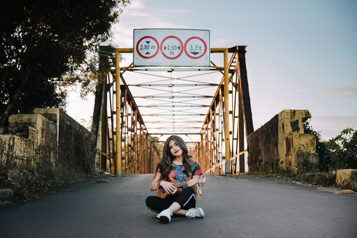 Ensaio de 15 anos em Lajeado por Thaty Maldaner Fotografia na  ponte de ferro