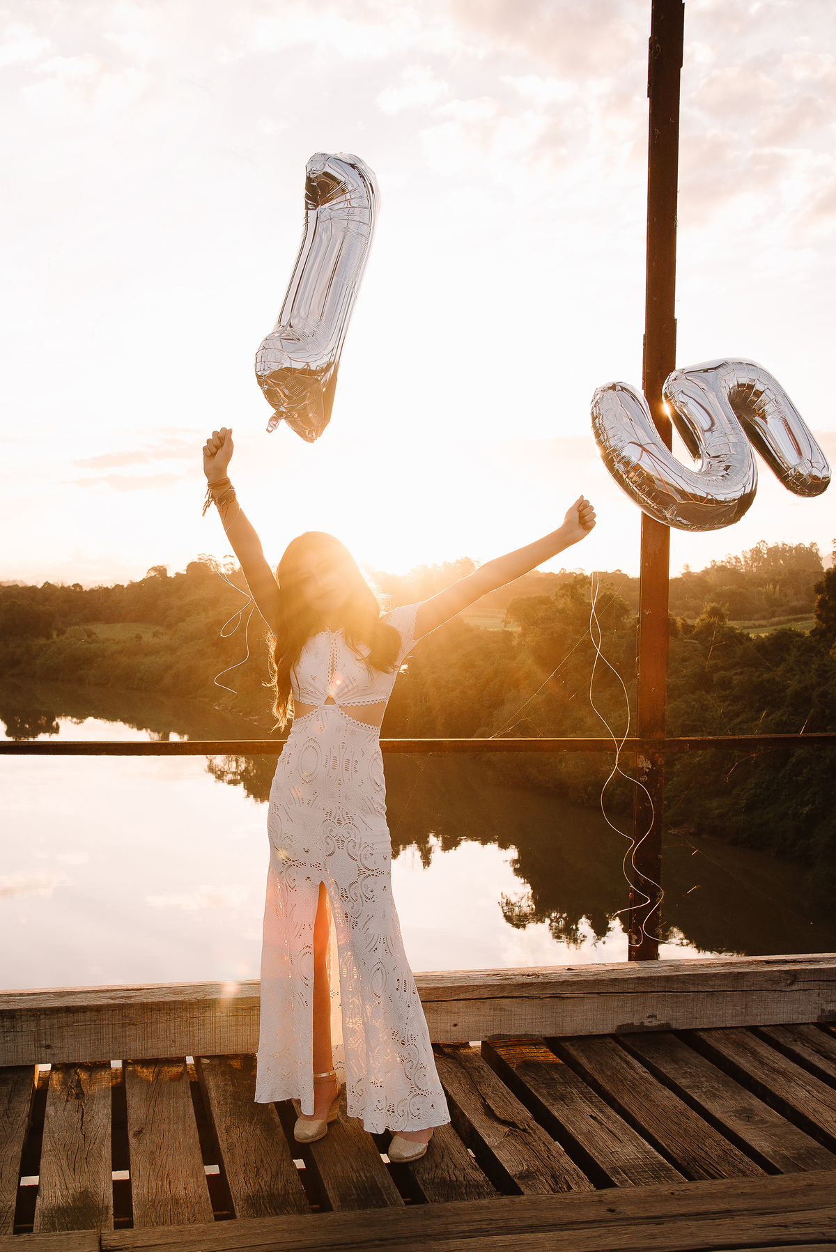 Ensaio de 15 anos em Lajeado por Thaty Maldaner Fotografia na  ponte de ferro com por do sol
