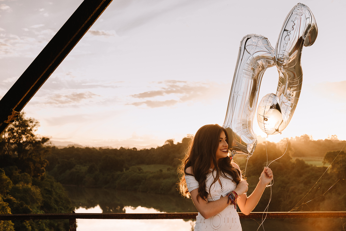 Ensaio de 15 anos em Lajeado por Thaty Maldaner Fotografia na  ponte de ferro com por do sol