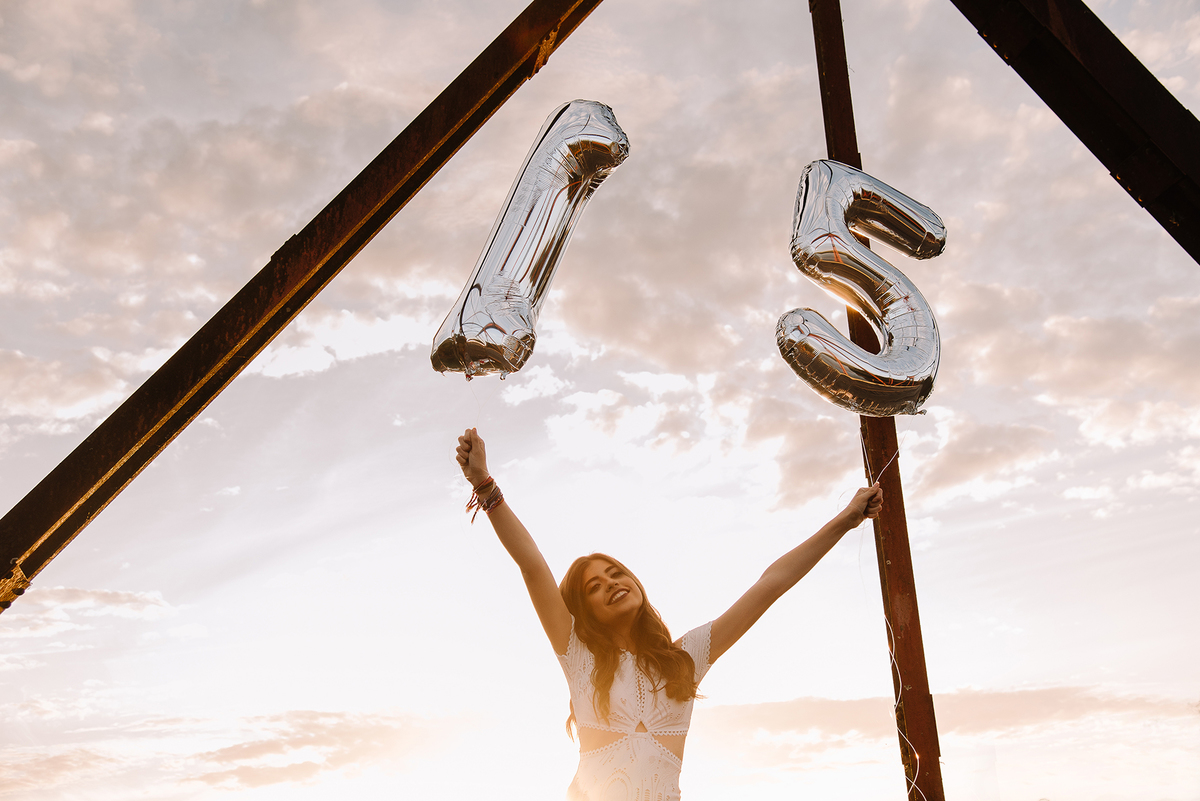 Ensaio de 15 anos em Lajeado por Thaty Maldaner Fotografia na  ponte de ferro com por do sol