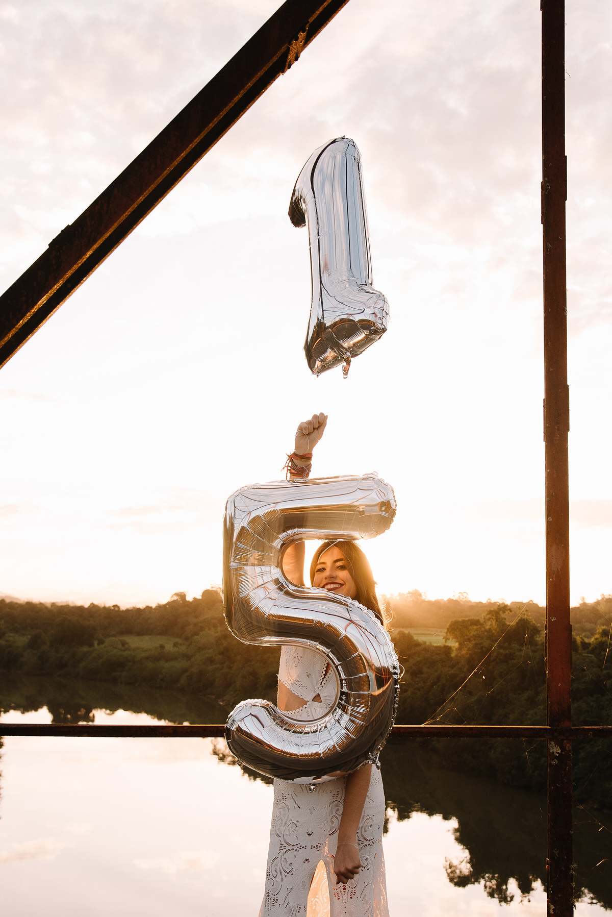Ensaio de 15 anos em Lajeado por Thaty Maldaner Fotografia na  ponte de ferro com por do sol