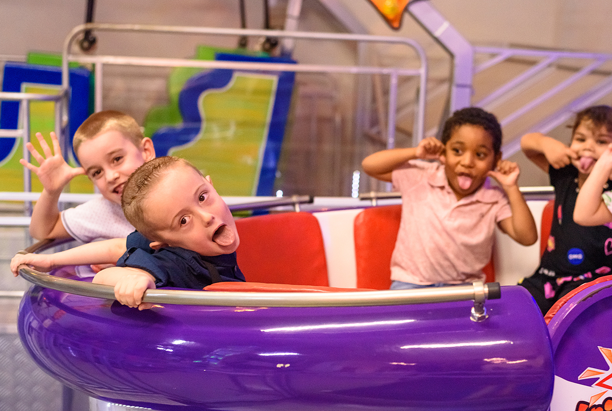 aniversário infantil de 4 anos  na brinq mania em lajeado, rio grande do sul, casa de festa, por thaty maldaner fotografia,  Carine Kruger Jornal Agora no Vale, divesão, alegria, brinquedos festa criança.