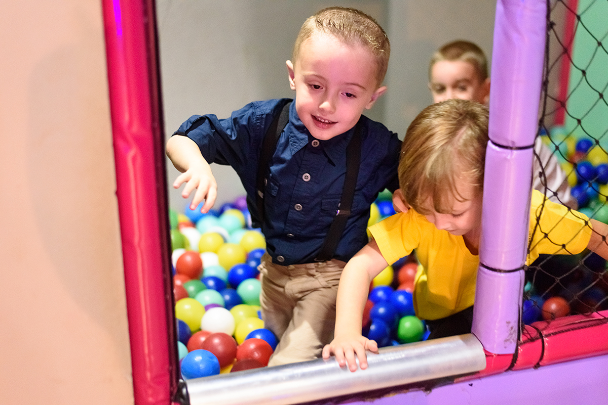 aniversário infantil de 4 anos  na brinq mania em lajeado, rio grande do sul, casa de festa, por thaty maldaner fotografia,  Carine Kruger Jornal Agora no Vale, divesão, alegria, brinquedos festa criança.