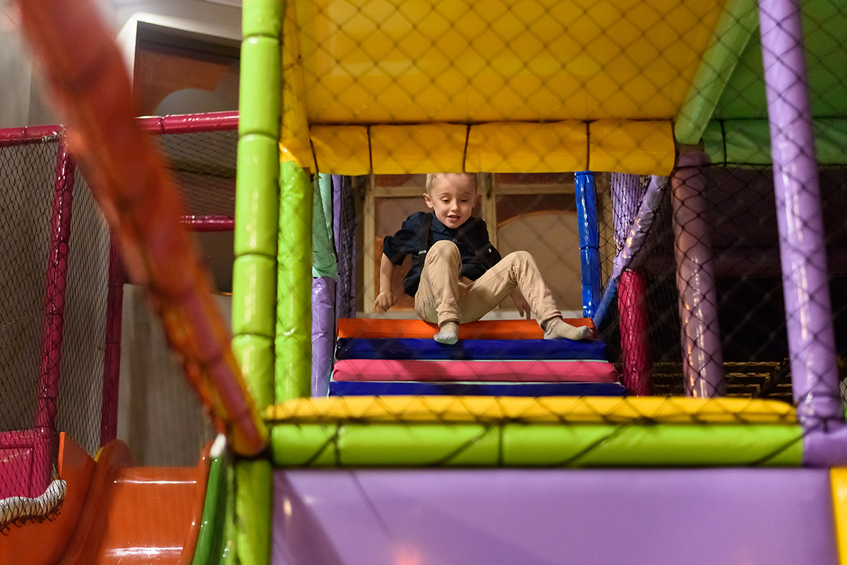 aniversário infantil de 4 anos  na brinq mania em lajeado, rio grande do sul, casa de festa, por thaty maldaner fotografia,  Carine Kruger Jornal Agora no Vale, divesão, alegria, brinquedos festa criança.