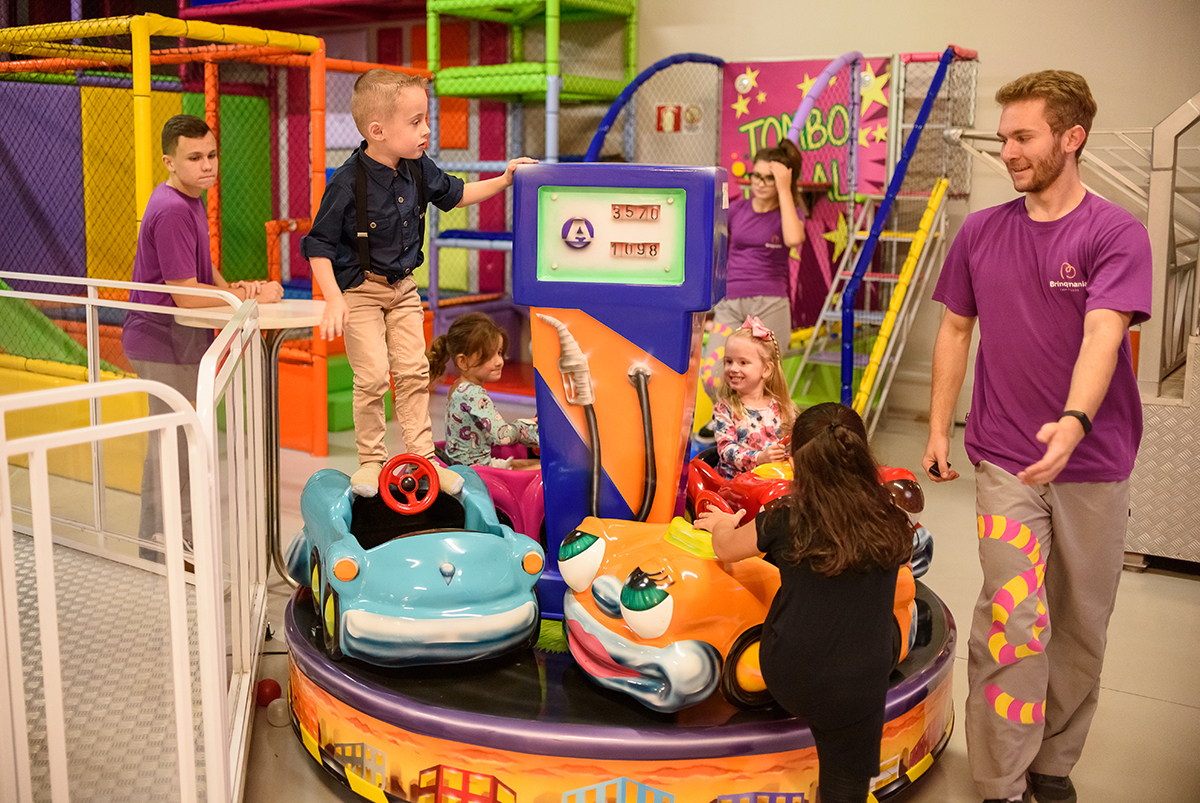aniversário infantil de 4 anos  na brinq mania em lajeado, rio grande do sul, casa de festa, por thaty maldaner fotografia,  Carine Kruger Jornal Agora no Vale, divesão, alegria, brinquedos festa criança.