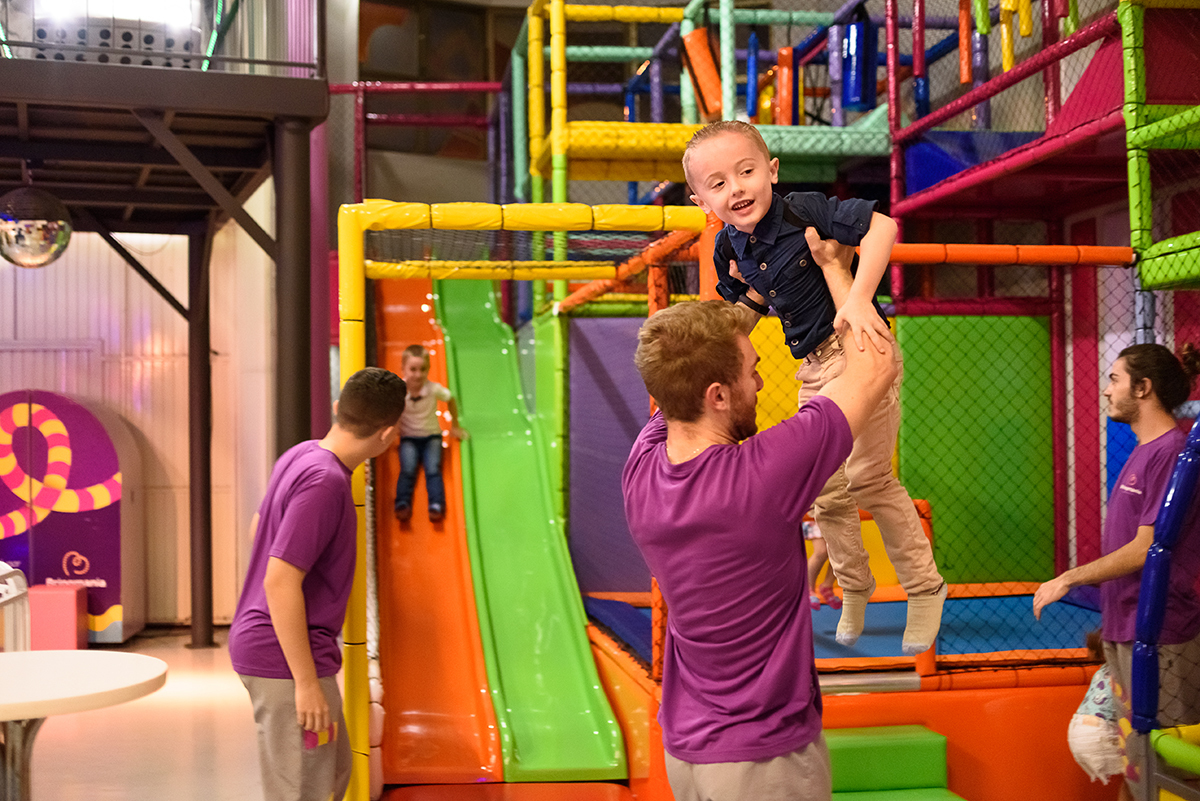 aniversário infantil de 4 anos  na brinq mania em lajeado, rio grande do sul, casa de festa, por thaty maldaner fotografia,  Carine Kruger Jornal Agora no Vale, divesão, alegria, brinquedos festa criança.
