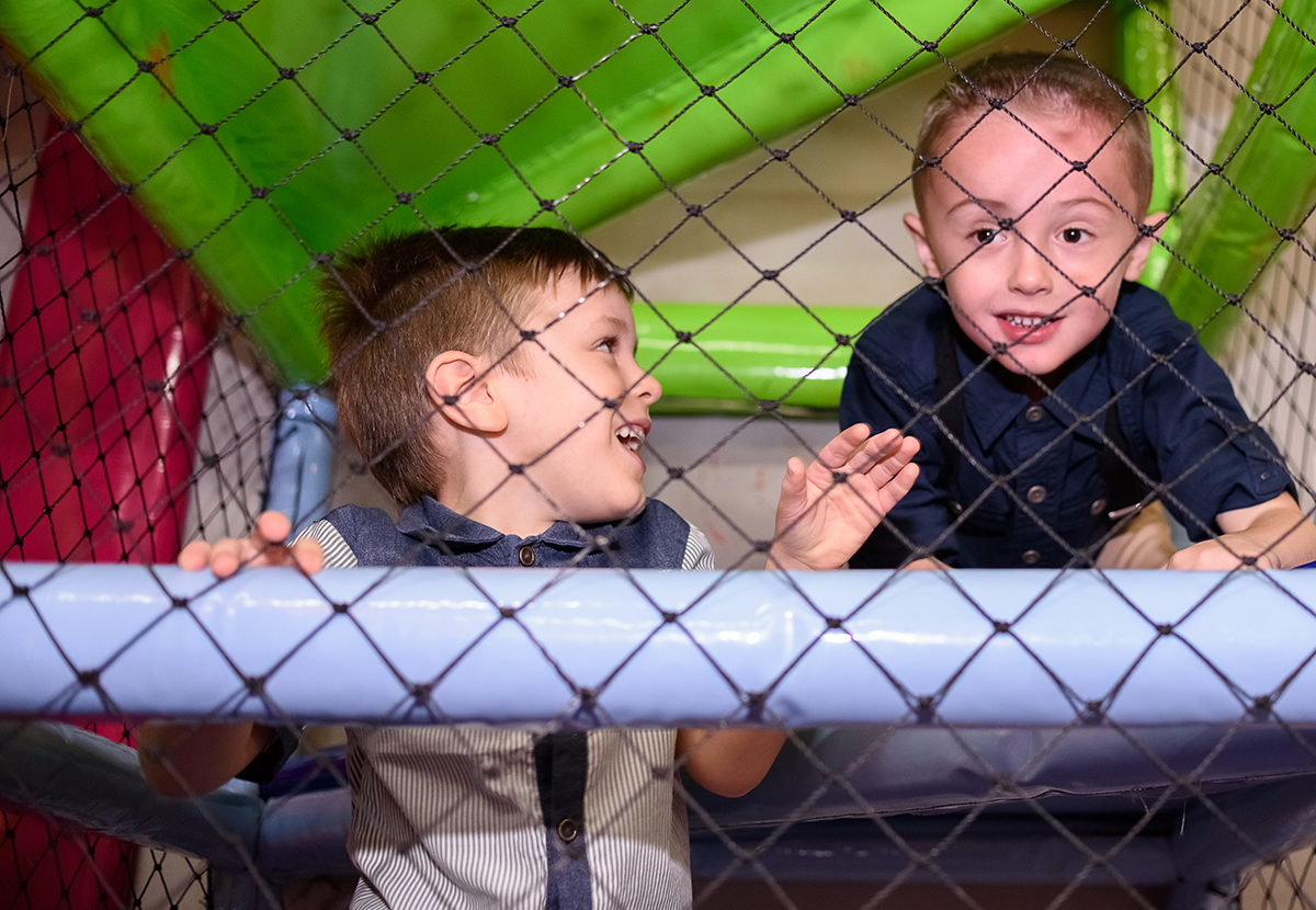 aniversário infantil de 4 anos  na brinq mania em lajeado, rio grande do sul, casa de festa, por thaty maldaner fotografia,  Carine Kruger Jornal Agora no Vale, divesão, alegria, brinquedos festa criança.