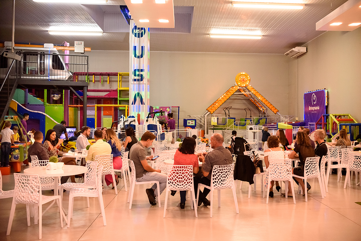 aniversário infantil de 4 anos  na brinq mania em lajeado, rio grande do sul, casa de festa, por thaty maldaner fotografia,  Carine Kruger Jornal Agora no Vale, divesão, alegria, brinquedos festa criança.