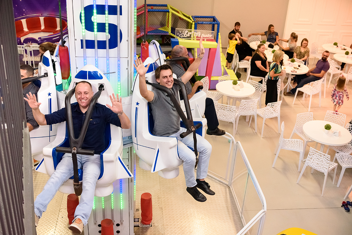 aniversário infantil de 4 anos  na brinq mania em lajeado, rio grande do sul, casa de festa, por thaty maldaner fotografia,  Carine Kruger Jornal Agora no Vale, divesão, alegria, brinquedos festa criança.