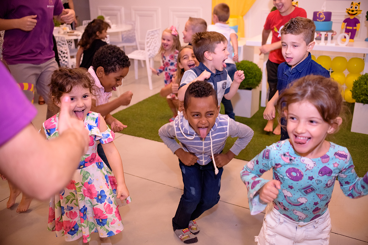 aniversário infantil de 4 anos  na brinq mania em lajeado, rio grande do sul, casa de festa, por thaty maldaner fotografia,  Carine Kruger Jornal Agora no Vale, divesão, alegria, brinquedos festa criança.