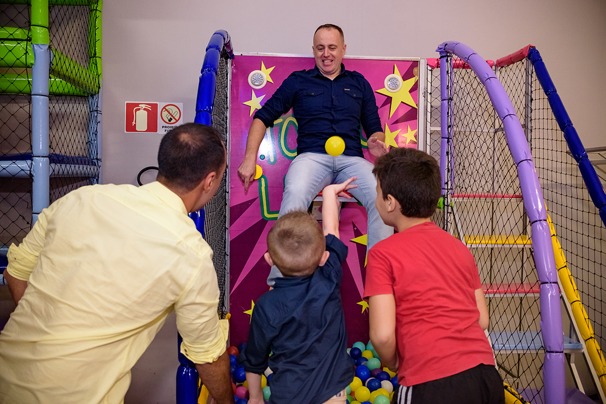 aniversário infantil de 4 anos  na brinq mania em lajeado, rio grande do sul, casa de festa, por thaty maldaner fotografia,  Carine Kruger Jornal Agora no Vale, divesão, alegria, brinquedos festa criança.