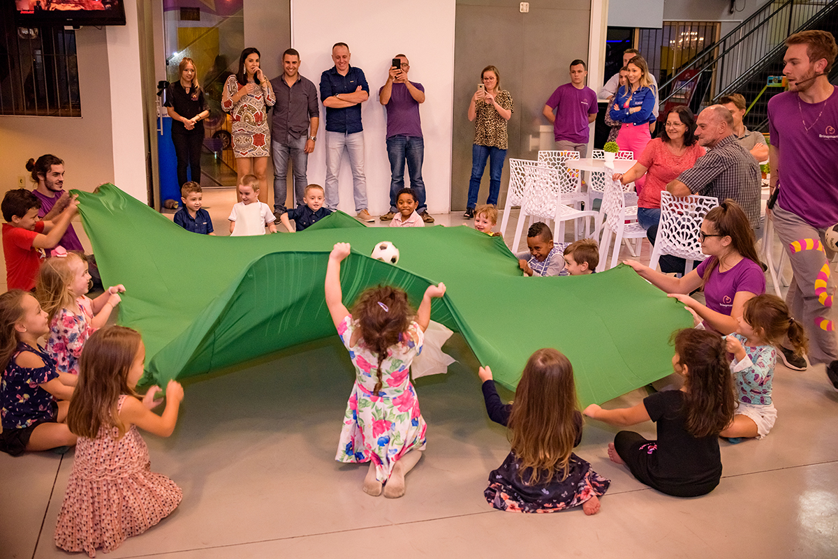 aniversário infantil de 4 anos  na brinq mania em lajeado, rio grande do sul, casa de festa, por thaty maldaner fotografia,  Carine Kruger Jornal Agora no Vale, divesão, alegria, brinquedos festa criança.