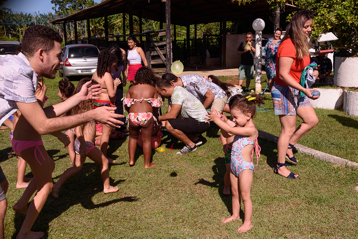 brincadeira de bichiga da água festa de aniversário infantil 3 anos Alice em Cariacica, Vitória, Espirito Santo ES, Sítio da Lala, fotografia por Thaty Maldaner Fotografia